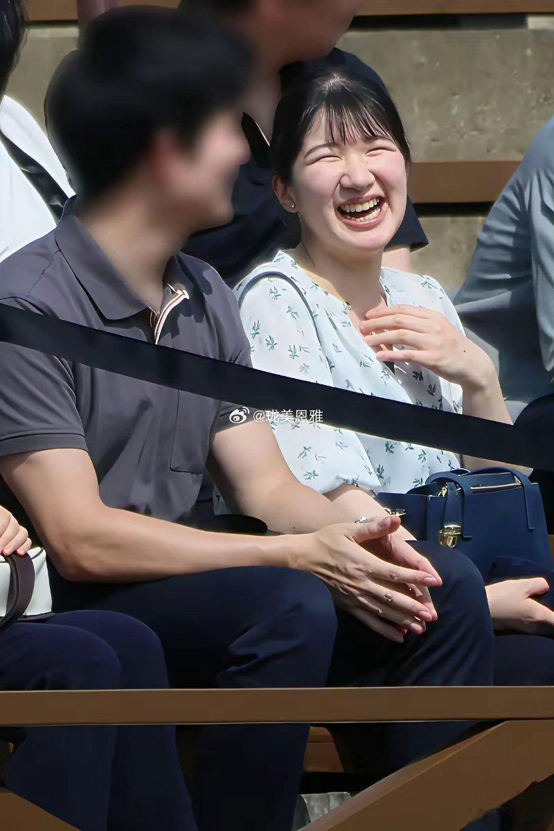 日本爱子内亲王和疑似男友被曝光谈恋爱，男友身高很高