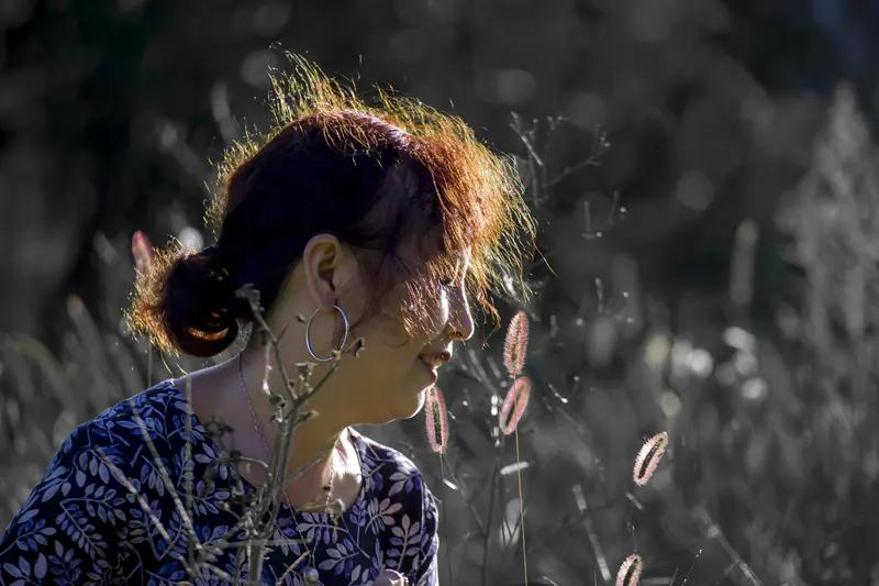 邻居老嫂子前几天找我唠嗑，说她犯难了。她年轻时那会儿的初恋，前两年离婚了，正
