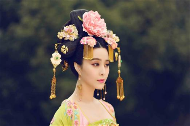 公元649年，李世民躺在床上奄奄一息，看着25岁貌美如花的武则天，不放心地问道：