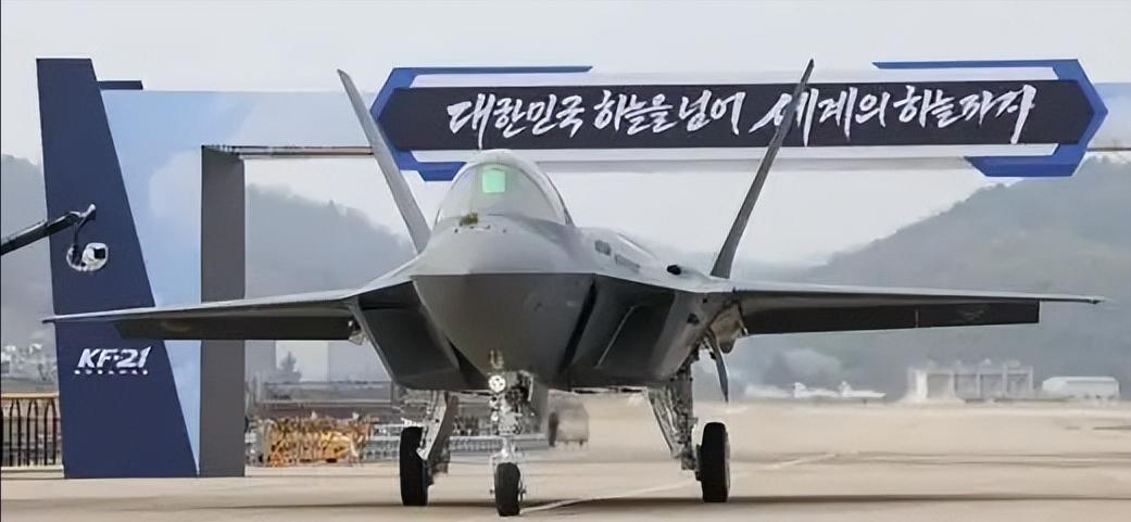 韩国这次是真的放大招了，3月25日韩国自研的超音速战机KF-21“猎鹰”，首架量