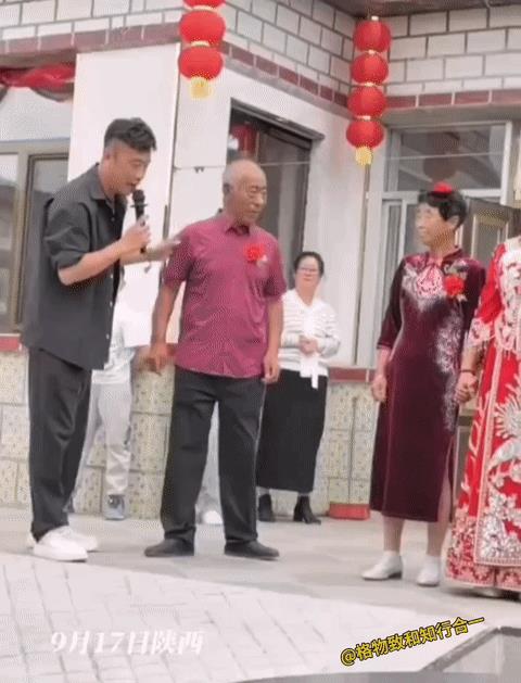 新人婚礼现场，新娘紧紧握着新郎的手，网友：祝福新人百年好合。