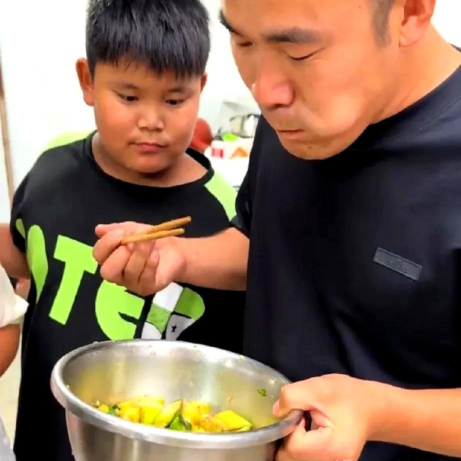 恩泽眼巴巴地看着阿杜吃！靠喝水掩饰！厨房飘来糖醋排骨的香味儿恩泽蹲在冰箱边