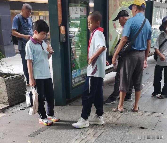 黑人小孩现在已经彻底融入了中国社会。他们甚至还戴上了鲜艳的红领巾？成为了一名