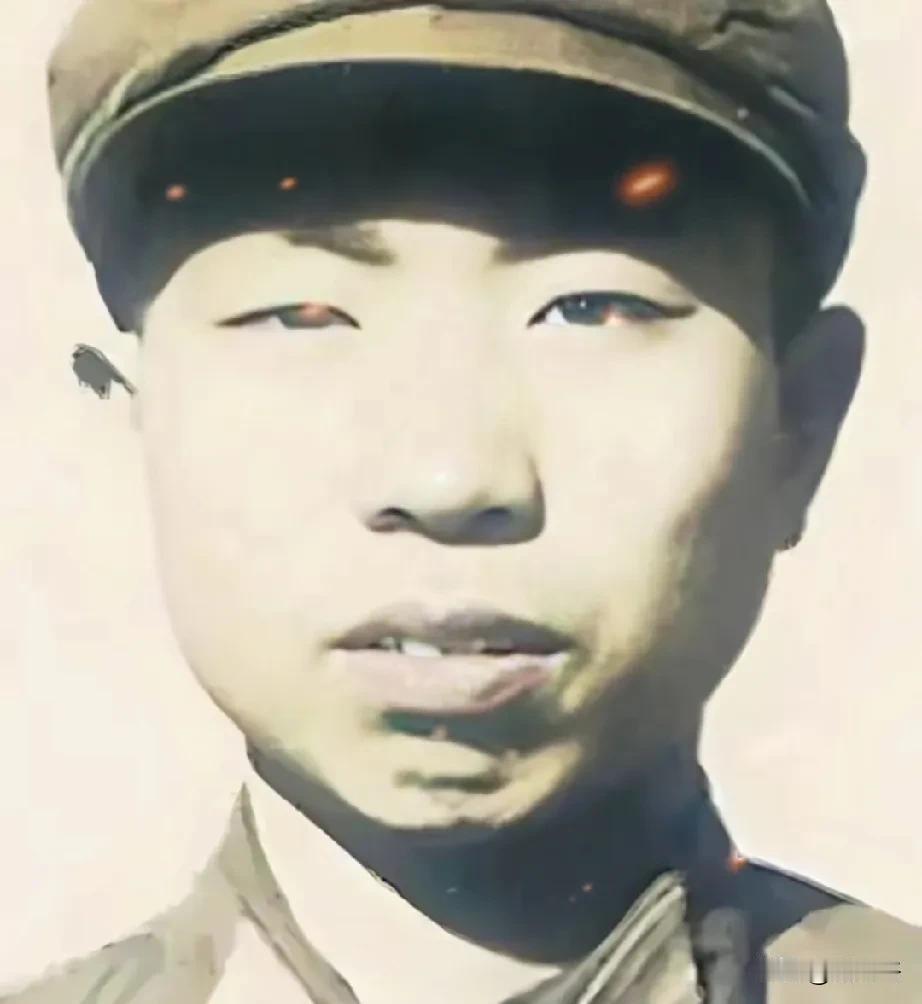 致敬老山英雄——王新华1987年1月，在对越防御作战里，他手持冲锋枪，于枪林弹