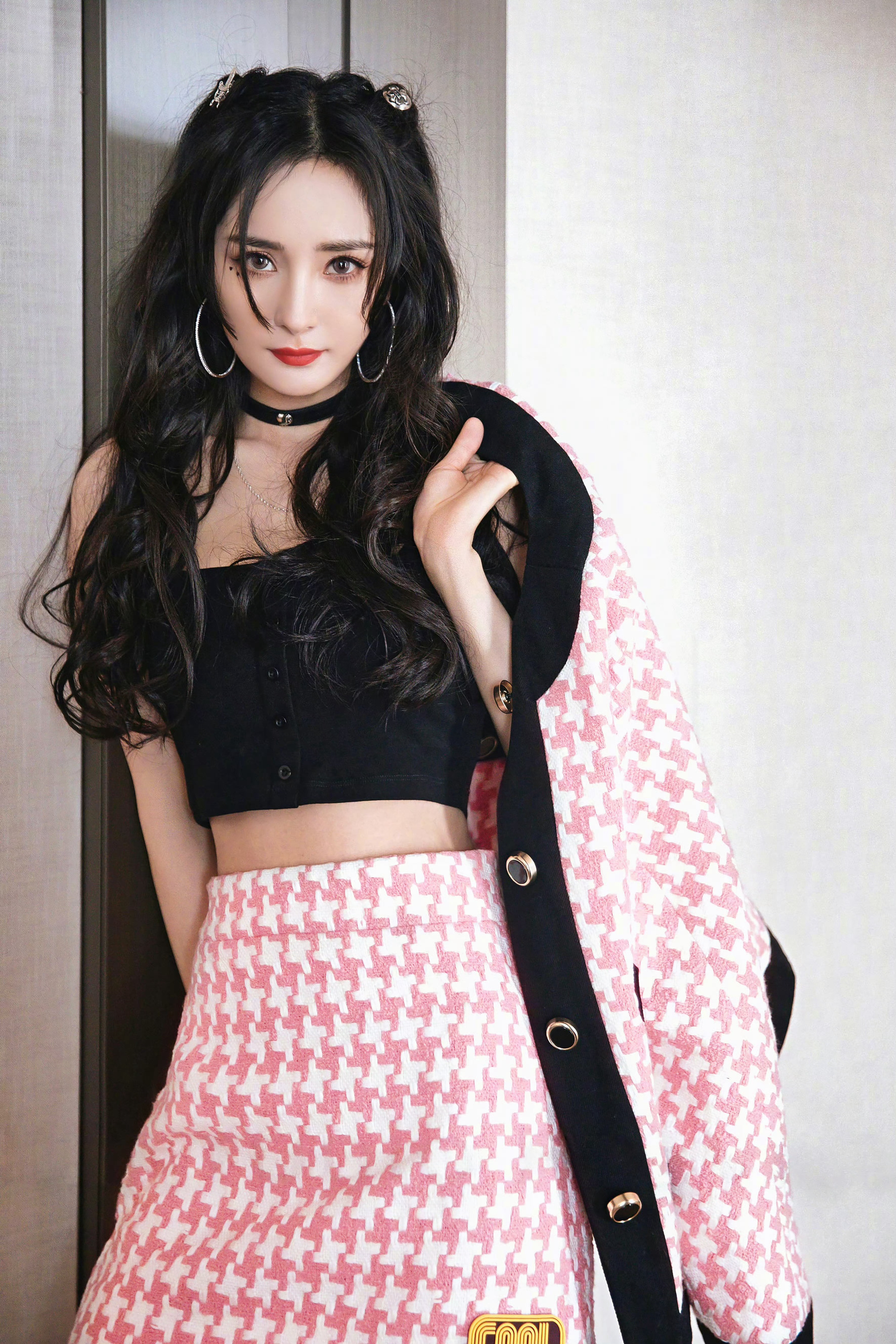 杨幂ym杨幂宁绣绣月光在窗台铺开熟宣，晚风蘸星子写小楷，让梦的扁舟泊向晨光的