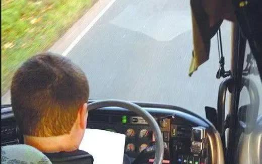 高速路上车速达到126迈可无法刹车。他求助交警时说我会不会死！这位男子和