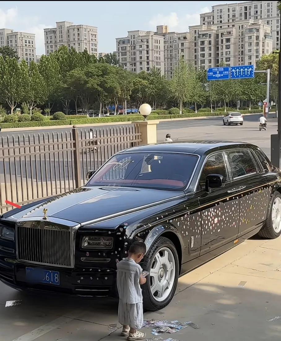 我嘞个豆，这是哪家的公子啊？这么奢侈，把劳贴得满满的