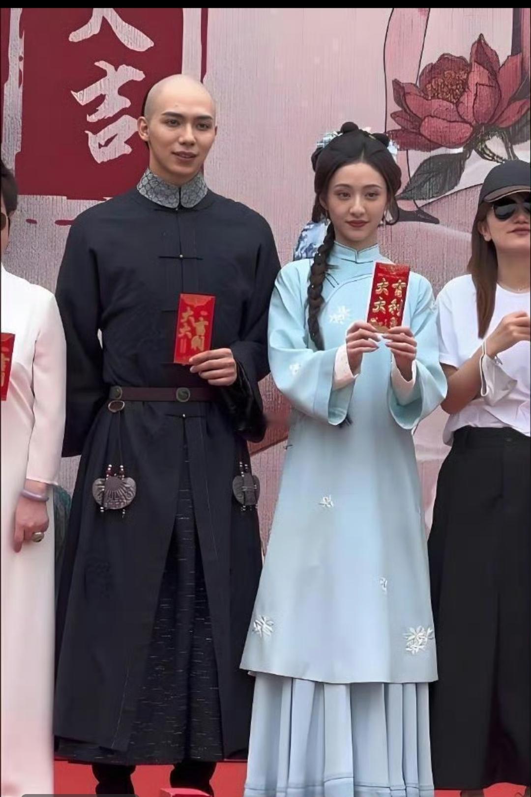 看来真的是无剧可拍了，她竟然也去拍短剧了！不过胡姐倒是挺能想得通的，短剧也是剧