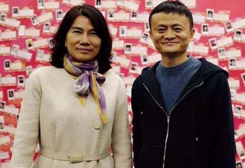 2019年那场商界论坛上，马云突然转向董明珠抛出问题："像我这样的男人，你看得上