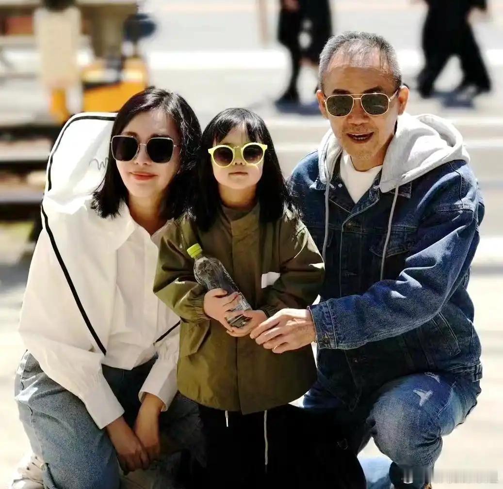 73岁王石陪伴女儿曝光！被满脸贴纸没脾气，商界大佬在家也是女儿奴！​​​