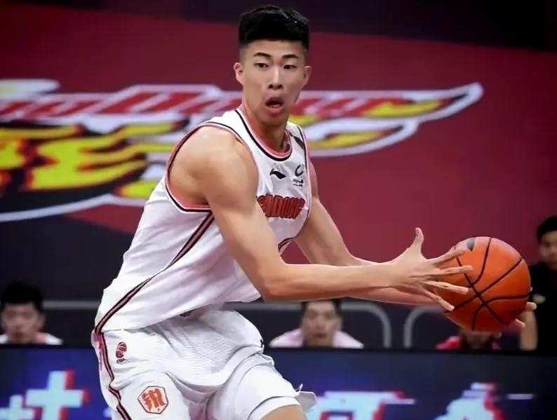 李英博合同到期离队，告别CBA赛场开启全新道路广东男篮已经和内线球员李英博