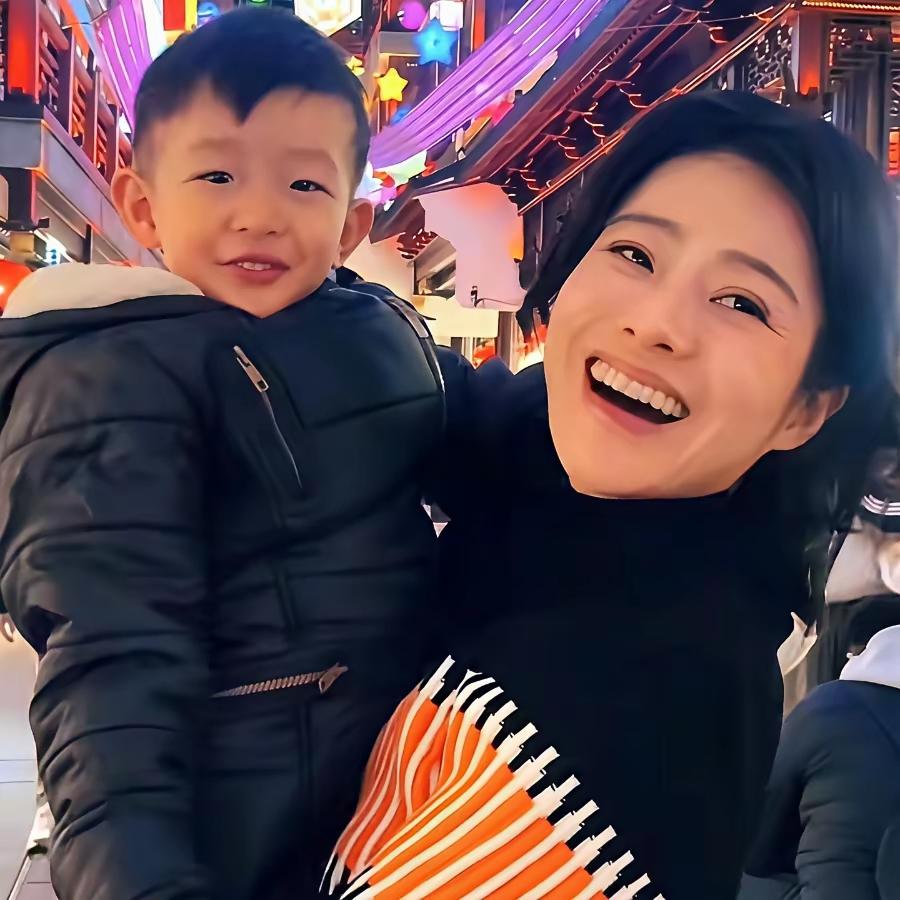 瞒不住了！陈辰除夕夜放出全家福，老公终于露脸，气质儒雅到犯规。东方卫视当