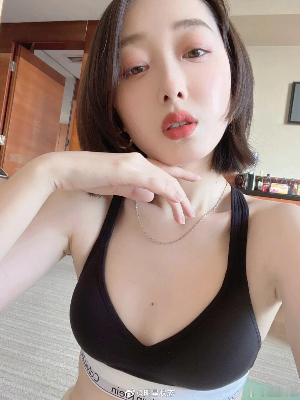 蒋梦婕穿黑色内衣晒自拍，胸前一颗痣抢眼