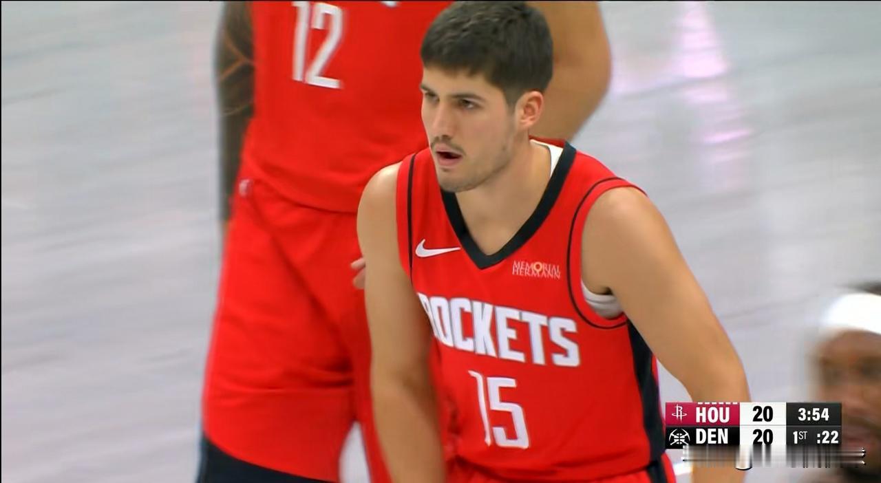 火箭小将谢波德真是让人兴奋不已！在今天火箭客场挑战掘金的比赛中，目前双方半场战罢