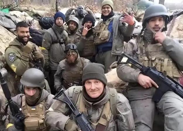 俄乌战争到底有多残酷，红军城俄军攻占乌军阵地后一名俄军官查看战后阵地，每有一步都