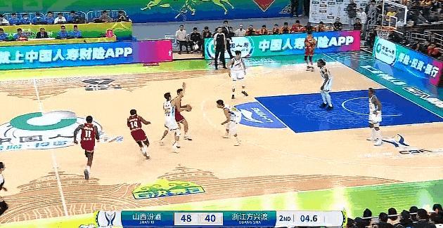 有点东西！卡尔顿谈被迪亚洛隔扣：“他的弹跳很夸张。”“我当时就是努力想去