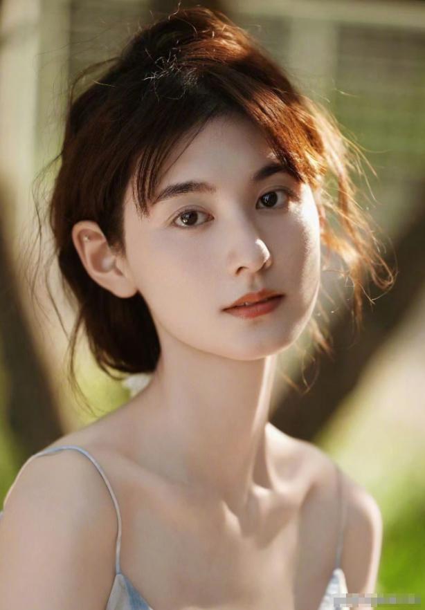 8月24日凌晨，《主角》女演员韩沛颖，直播情绪爆发：“我被欺负了还不能讲吗？”不