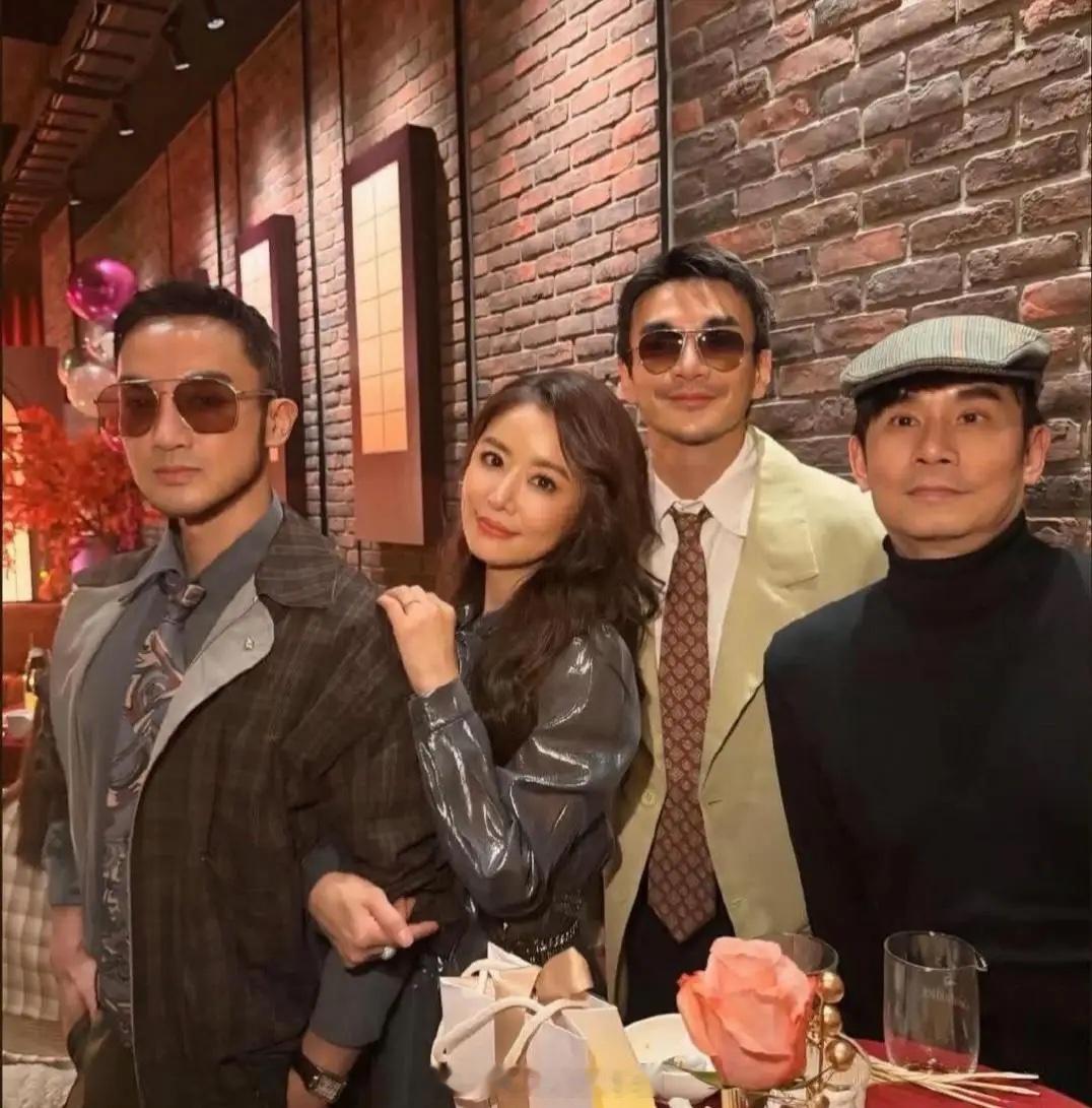 林心如在台北办50岁生日派对，她留着一头卷发，化着精致的妆容，脸部保养得宜，看起