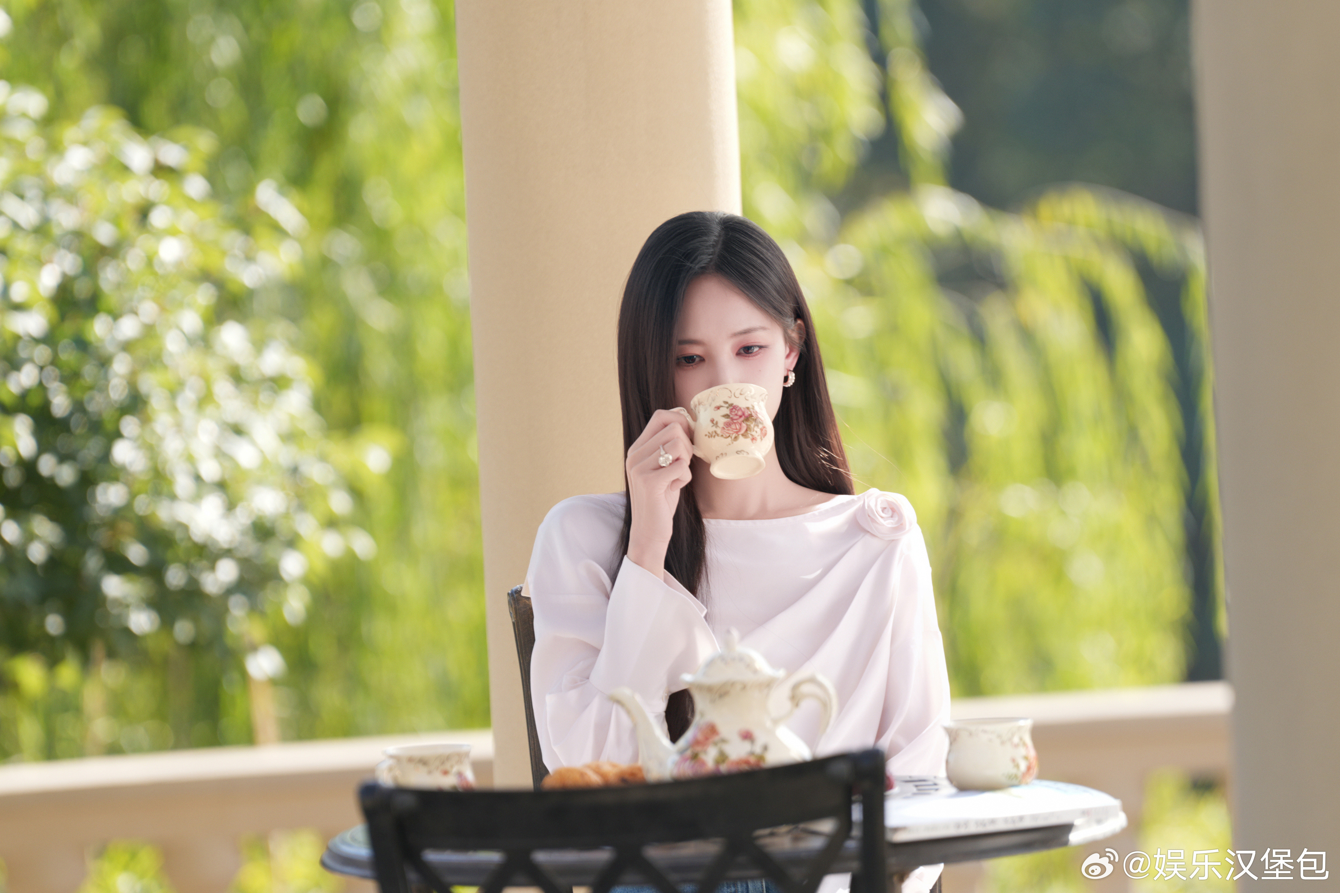 李一桐手持柚子叶进场美人余谁能想到追剧团还能这么玩，李一桐手持柚子叶进场。剧里余