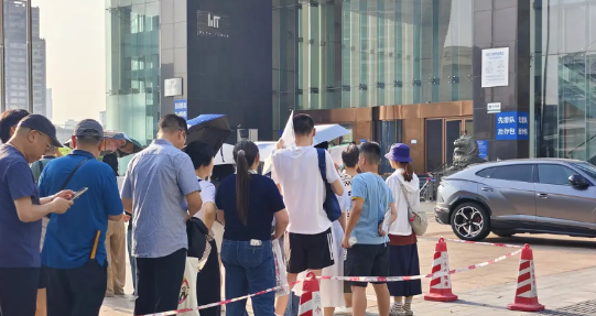 武汉38℃高温的清晨，这一幕挺有意思。早上7点，烈日早早登场，近百人在美国驻武汉