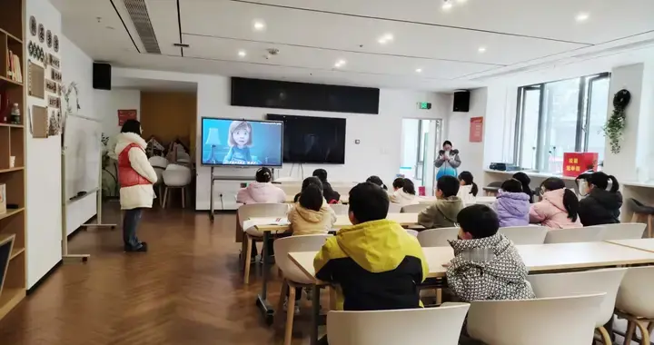 30社区同步启动'宜邻课堂'公益寒托班 暖冬赋能行动开启