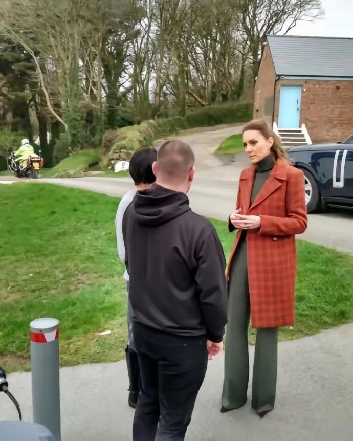 凯特王妃最新图片，这次的造型依旧是大衣搭配。这个大衣和以往的不同，这个是定制款，