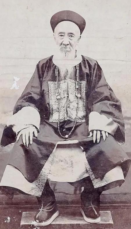 1863年，张之洞与妻子发生争执，失手一脚将妻子踹倒，见妻子倒地没了动静，张之洞