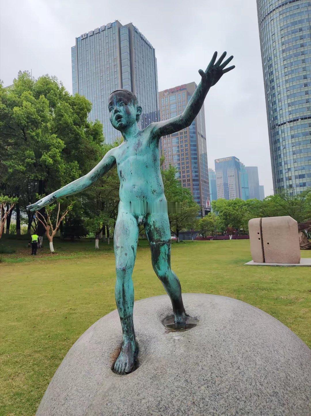 杭州市民广场的雕塑，实在是欣赏不了……