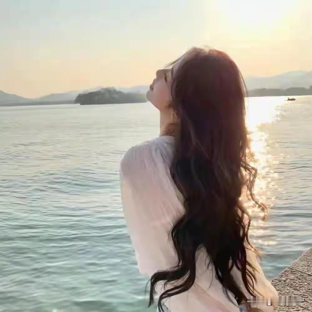 成长，会让人越来越安静。时间，并不能改变什么，只是我们懂得了放下，难办