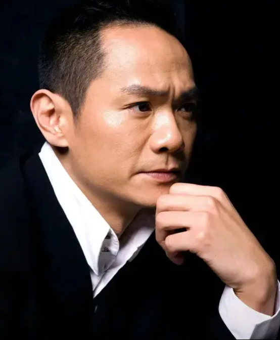 关于演员果靖霖的六条相关信息：1、果靖霖，1970年出生于北京，家庭普通且经济