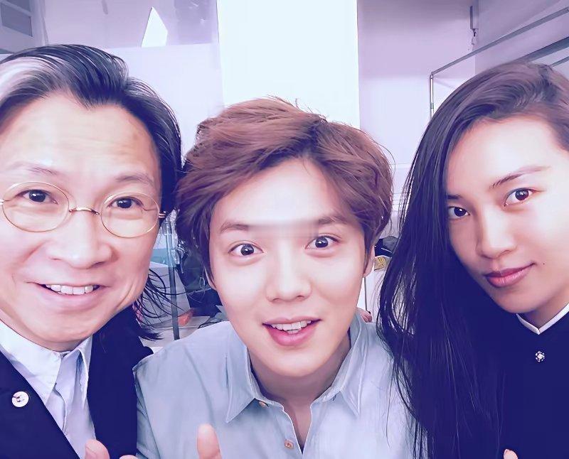 鹿晗关晓彤同框撒糖，恋爱长跑甜度依旧鹿晗和关晓彤的工作室近期一同现身某活动后台，