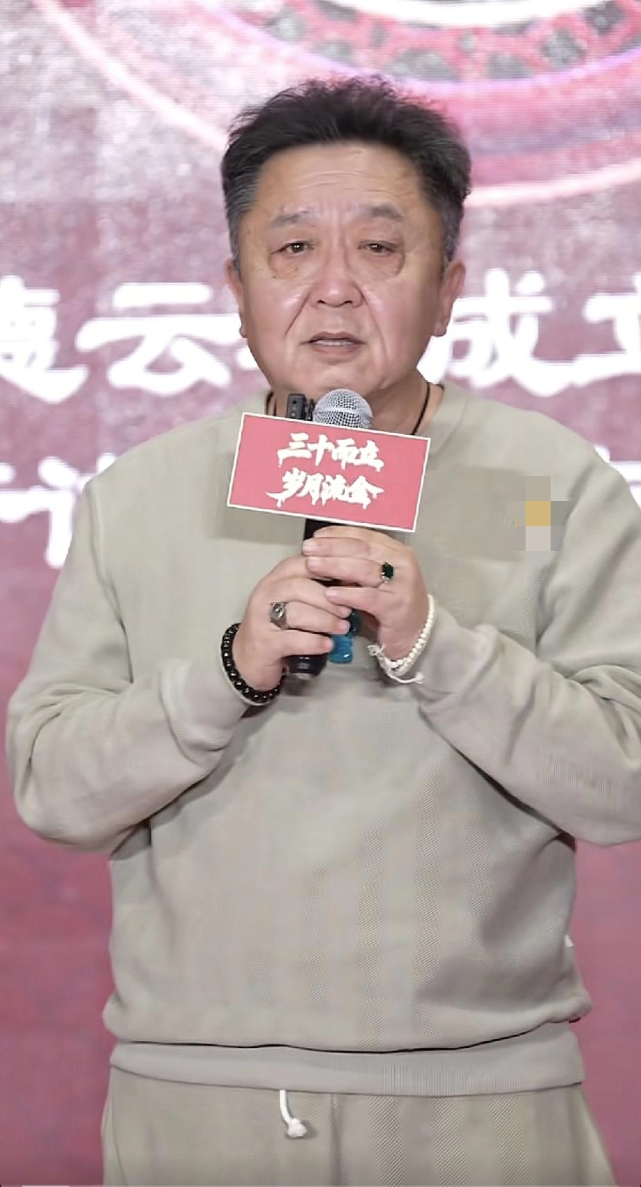 于谦真豪气，左手50万的祖母绿戒指，右手几万的文玩镶银戒指，左手几千的白色珍珠手