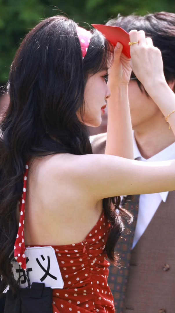 孟子义上班偷穿米妮的衣服奔跑吧孟子义今天这身造型我直接爱住！红色波点➕同色系发