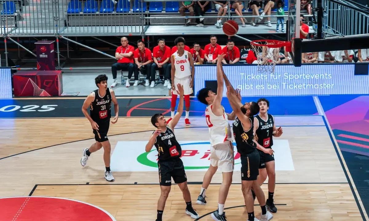 还得是杨瀚森，近十年成绩最好。7月6日U19男篮世界杯，中国战胜喀麦隆，排名第1