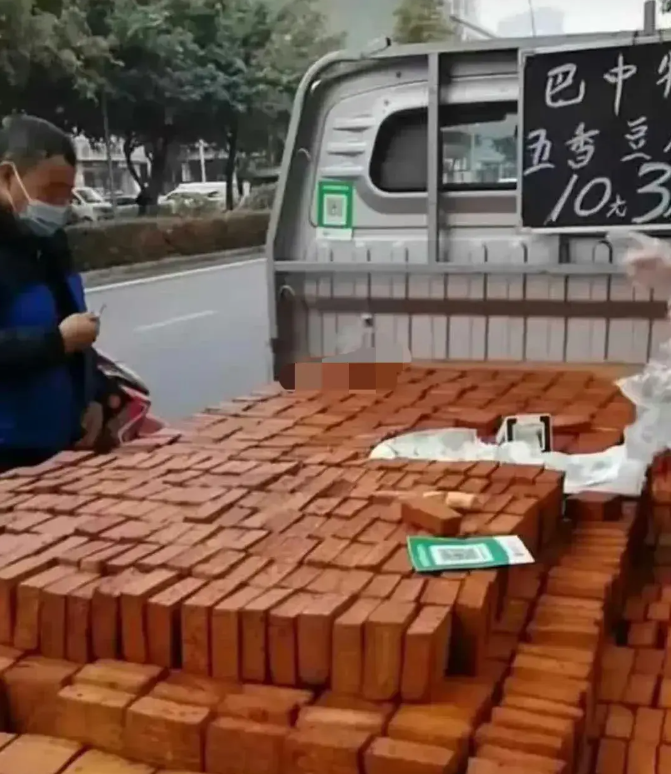 从远处看，还以为是一车砖头！