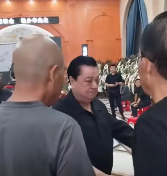 不查不知道，杨少华葬礼上，相声界该来的都没来。郭德纲只托人送了花圈，冯巩干脆