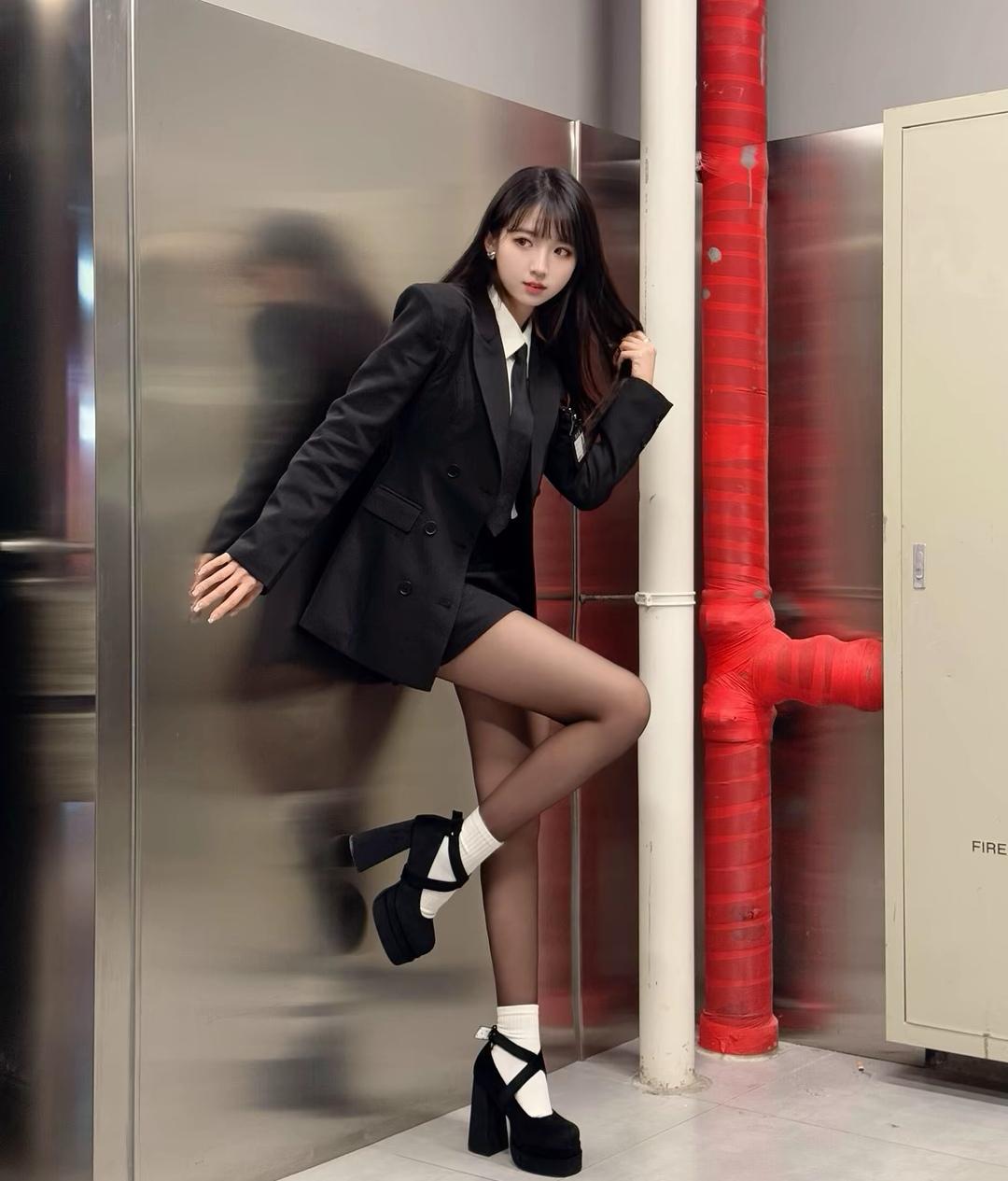 都市女郎的时尚穿搭，黑色西装搭配高跟鞋，自信满满！👠💄👠