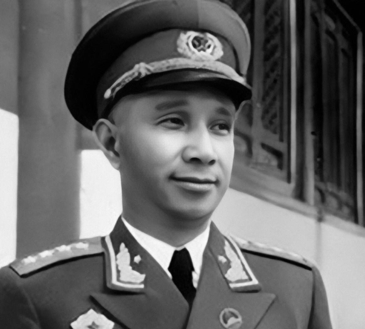 1950年，中央军委开会时，谈到了关于台湾的问题。当时粟裕就提出，目前收复台湾有