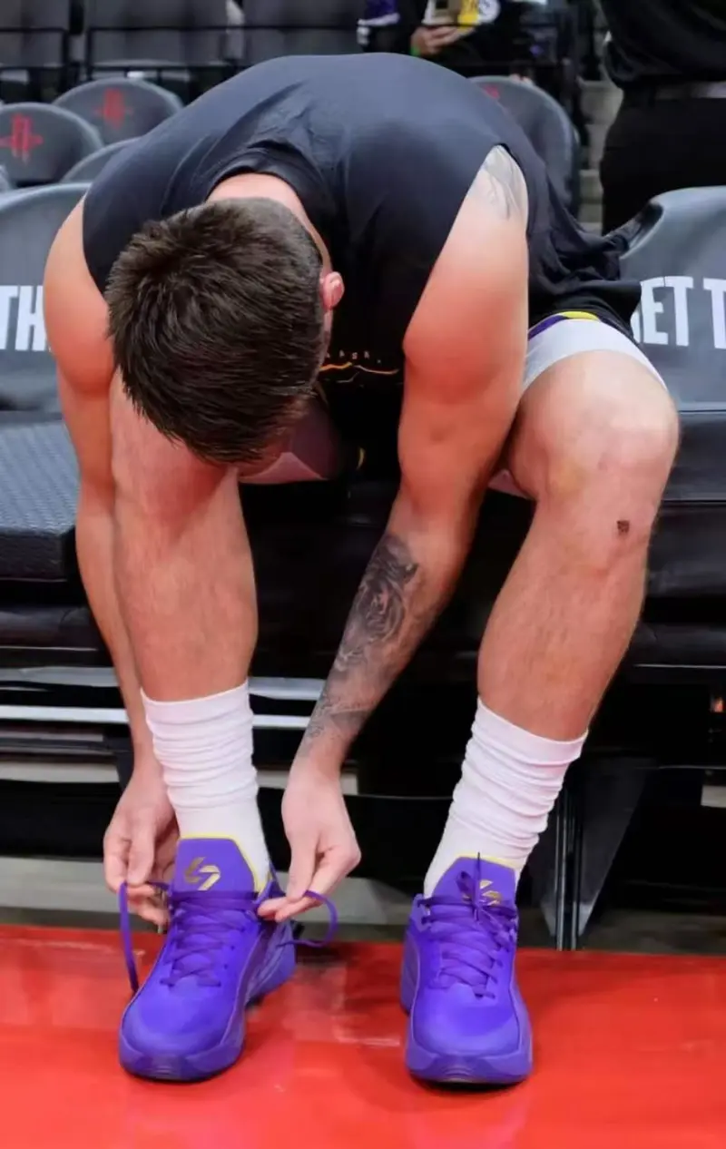 东契奇膝盖流出的就是血！！！别再以讹传讹说是药水了！东契奇本人在独行侠时期接