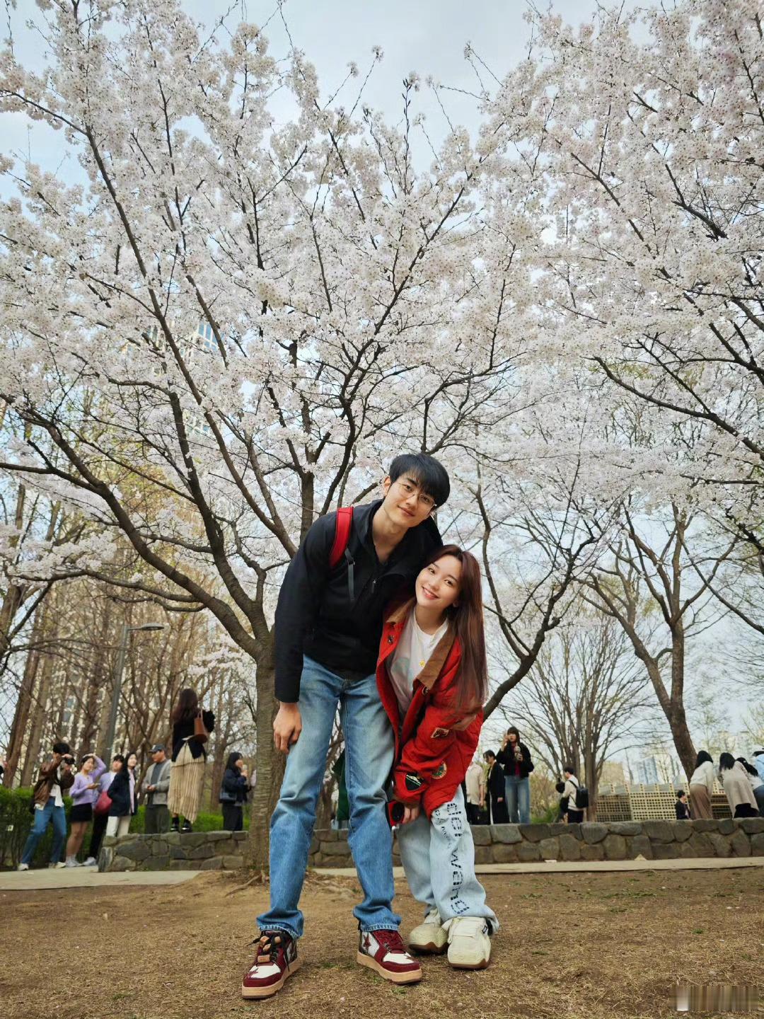 金莎孙丞潇夫妻相一步步看着走到领证，真的觉得两个人越来越像了哈哈哈哈哈哈哈！！这