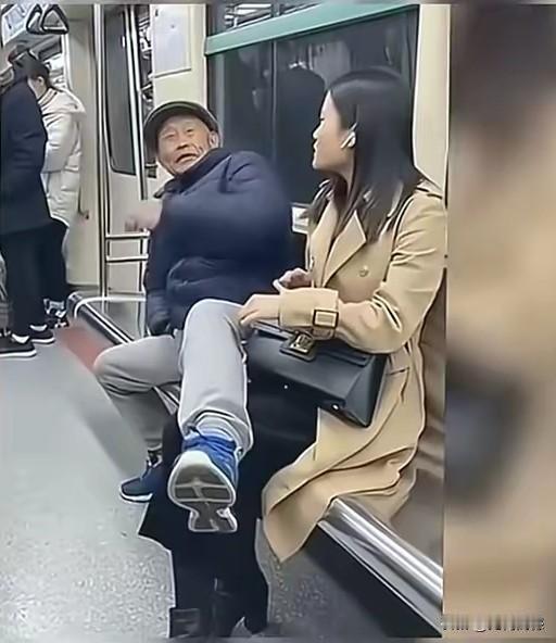 在地铁里，这个老头子的行为看起来让人非常的恶心，平白无故的把自己的腿放在女孩的身