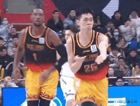 真的强！贾尔斯谈庞峥麟：“他太厉害了。”“今晚的庞峥麟无所不能。”“