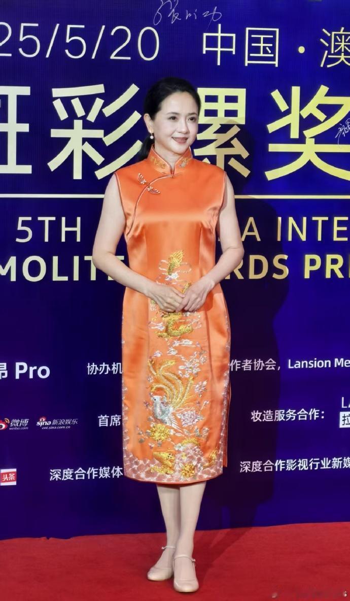 近日陶慧敏亮相澳门，她这回穿了一件橘色的旗袍，看起来有种光彩照人的魅力。她搭