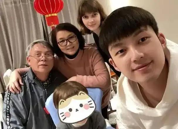 2025年母亲节，击剑运动员转型演员的董力在社交平台晒出童年与妈妈泛黄合照，配文