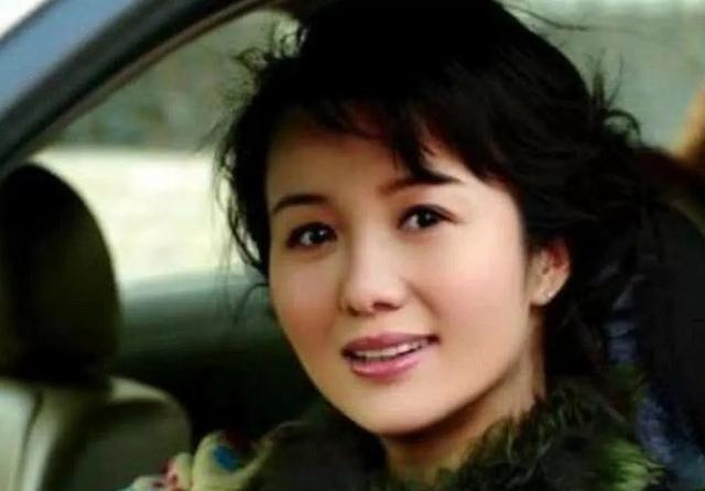 2017年，63岁的杜志国三婚不久，又看上了45岁的杨女士，还送了房子钥匙。没多