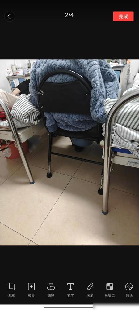 一40多岁女子挂断老公电话后嚎啕大哭，原来是因为她在弟弟家陪父亲抗癌这两年，