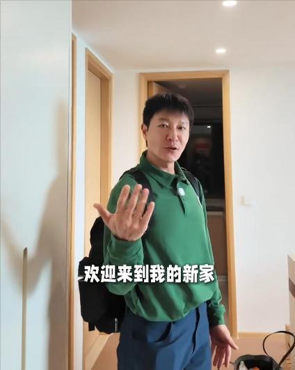 49岁李宗翰杭州租房独居，但他说绝不送八旬母亲去养老院，也不向催婚低头。 1