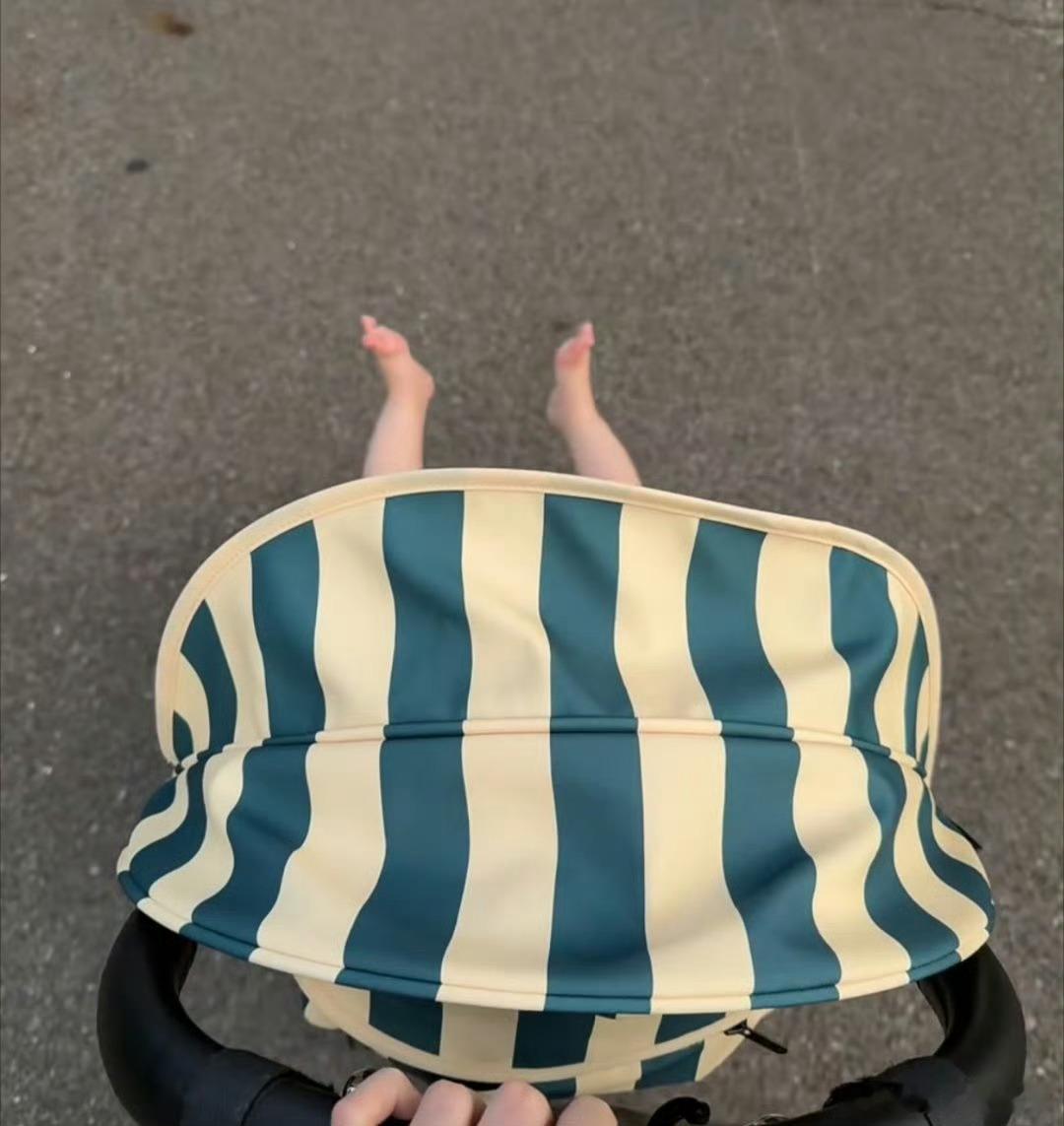 何穗晒儿子小脚丫阳光下软糯的小脚丫，是何穗藏不住的幸福，简单的日常画面格外动人
