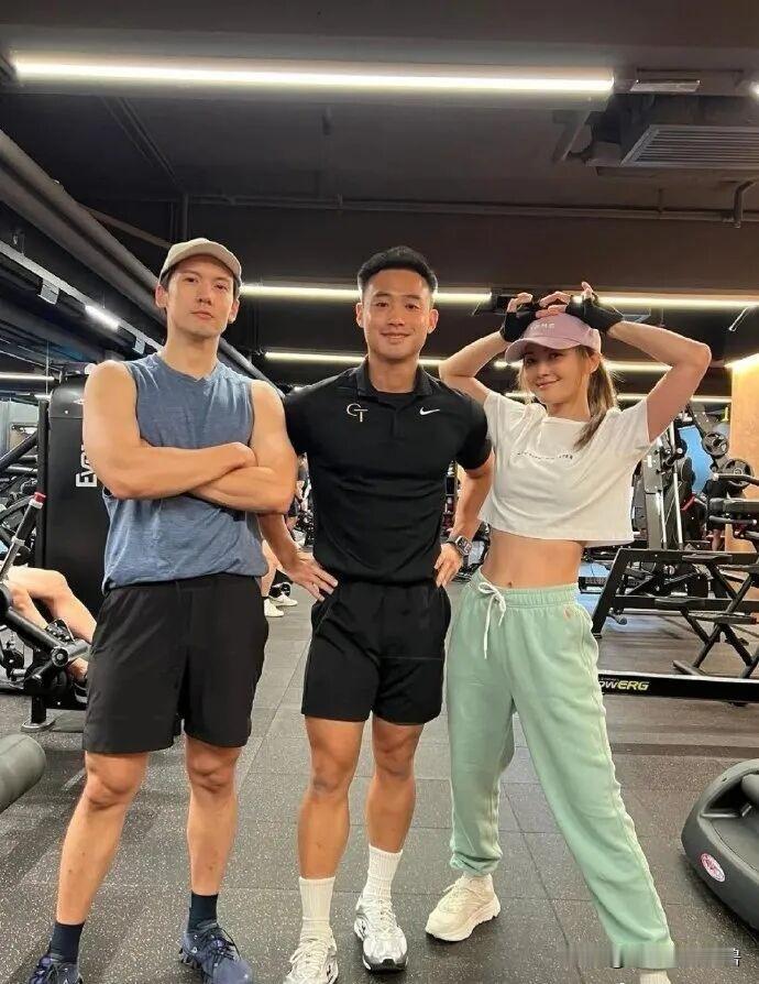 蔡卓妍，官宣了！1月13日，TWINS组合现尖沙咀参加活动，蔡卓妍阿SA接受