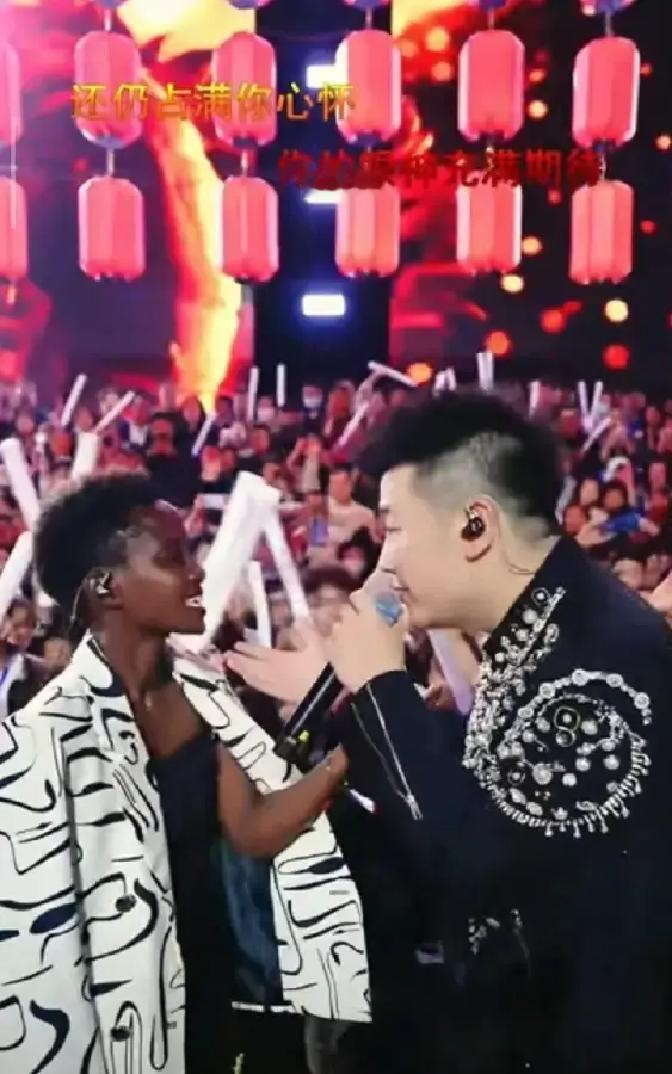 未央湖直播夜，木森当众念人情债，谁红谁冷一眼看穿花姐一出场，身后十几号人撑伞递